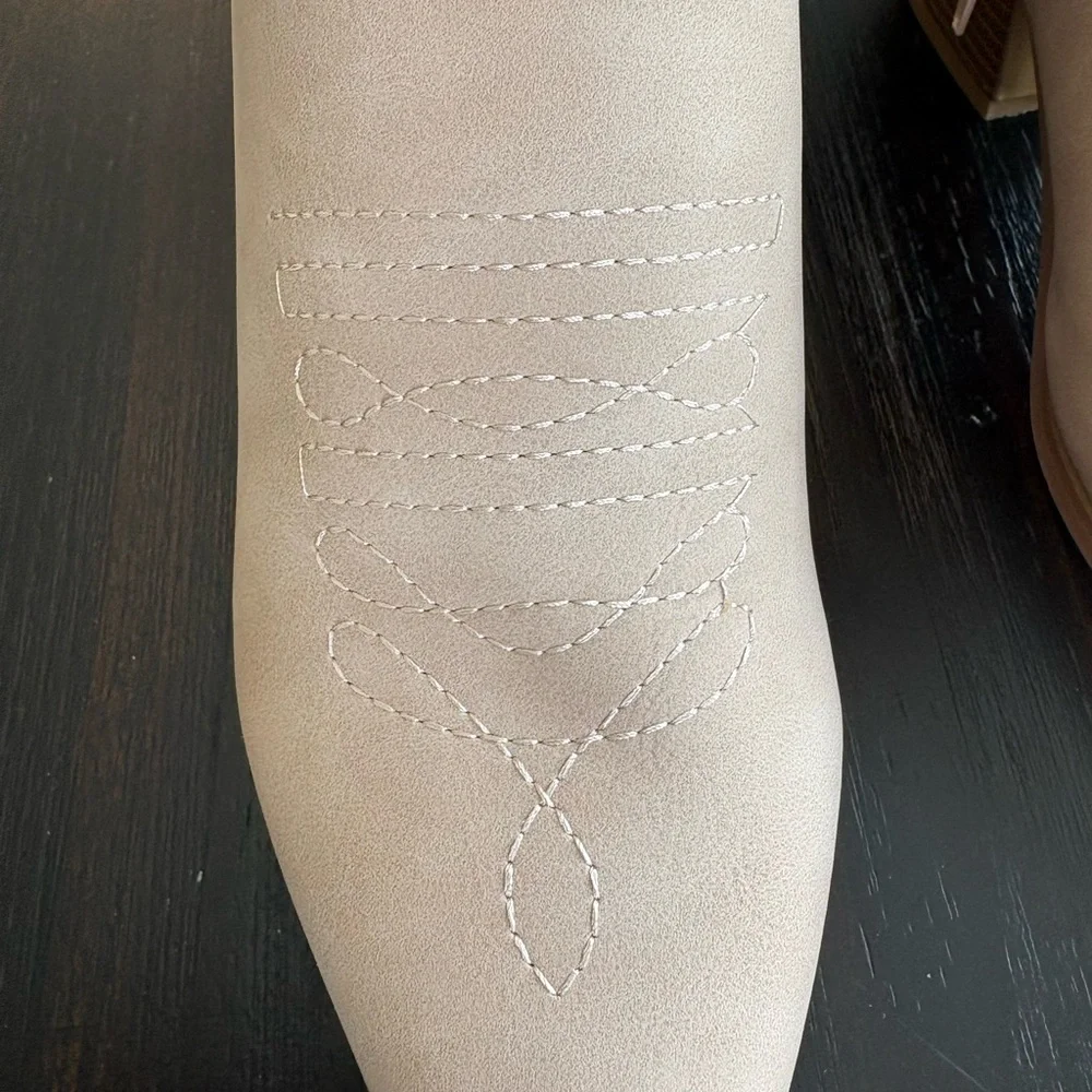 Women’s Cream Western Embroidered Cowboy Boots - Picture 2 of 5